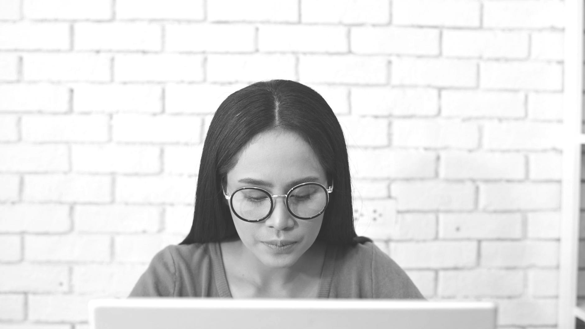 Bildschirm zeigt Analytics-Dashboard mit Traffic-Daten