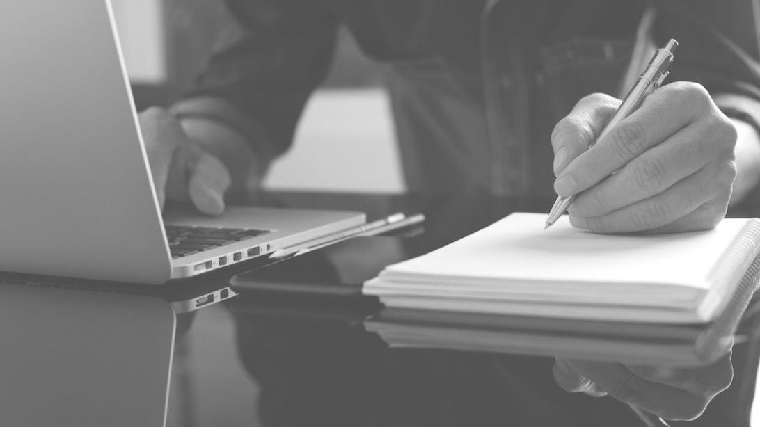 Workshop-Teilnehmer diskutieren Traffic-Strategien am Whiteboard