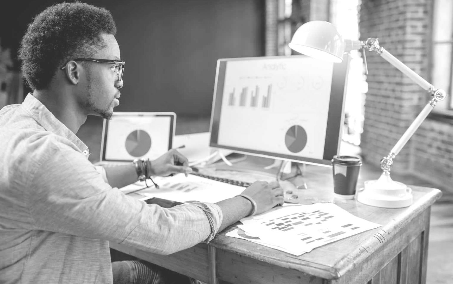 Notebook mit geöffneter SEO-Tool-Oberfläche auf Schreibtisch