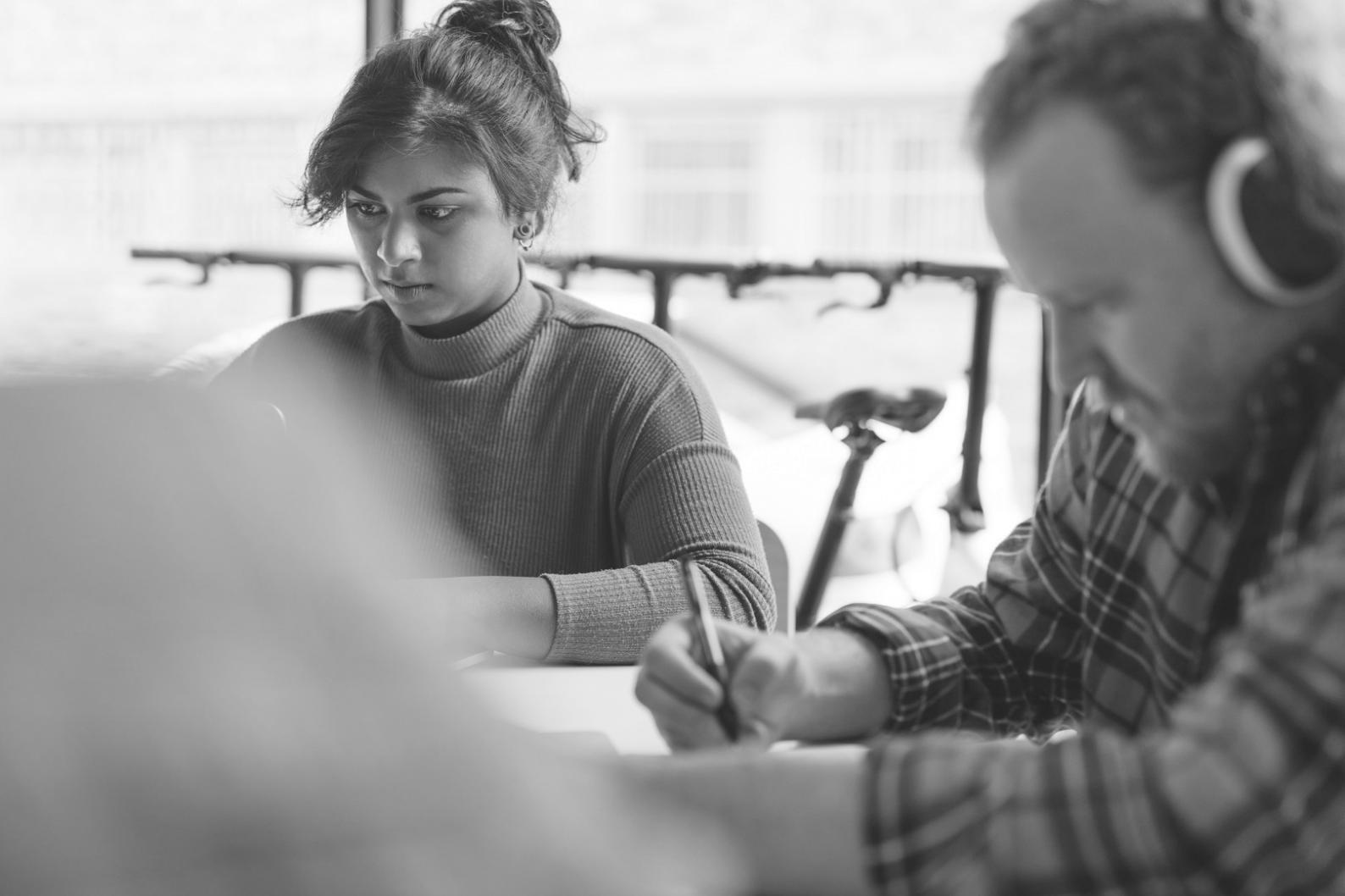 Person arbeitet konzentriert an Website-Optimierung am Computer